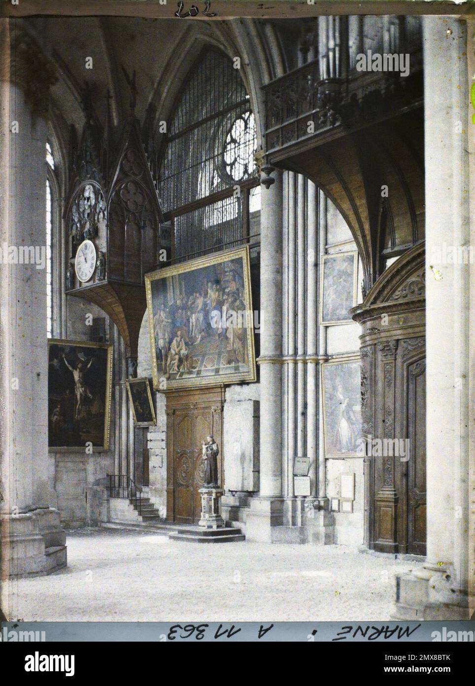 Reims, Marne, Champagne, Frankreich Uhr und Teil der Orgel der Kathedrale (linker Quer) , 1917 - Marne - Fernand Cuville (fotografischer Teil der Armeen) Stockfoto