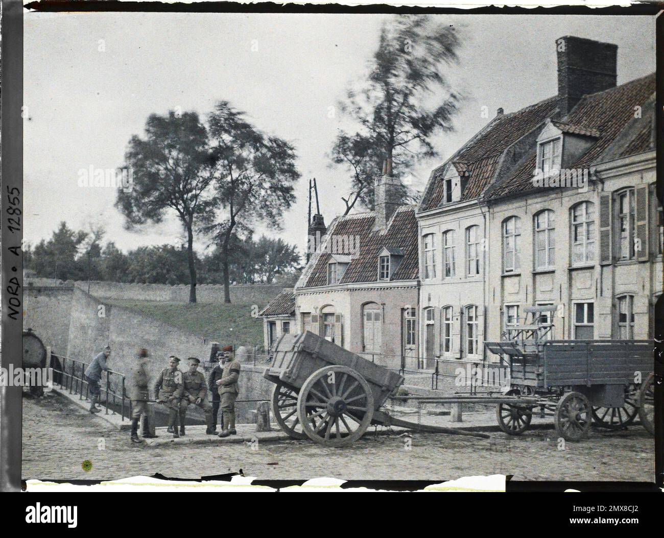 Bergues, Norden, Frankreich , 1917 - Nordfrankreich, Belgien - Paul Castelnau (fotografischer Teil der Armeen) - (September 1-5). Kanäle, Tiertransporte, Einzugsgebiete, Militäruniformen, Tiefbau, Gibt es in High Definition, Wagen, Gehäuse, Heck, man, Armee, Transport, Ersten Weltkrieg, Kleidung, Wohnungen, Architektur, HD, Menschen, Gesellschaft, Frankreich, Bergnes, Bergnes Stockfoto