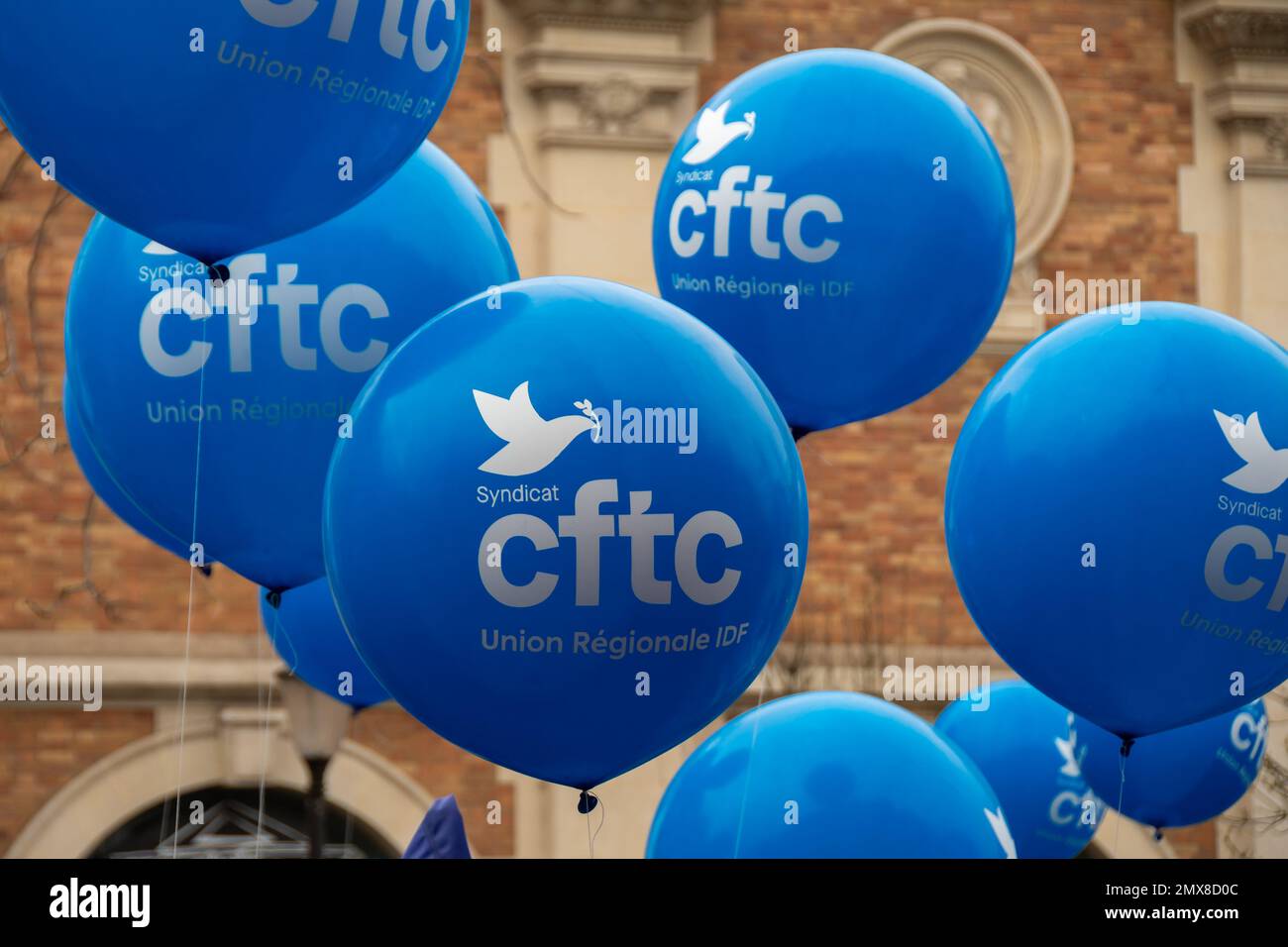 Mehrere blaue Ballons mit Logo und Akronym der französischen Gewerkschaft CFTC (Französischer Bund christlicher Arbeiter) während einer Demonstration Stockfoto