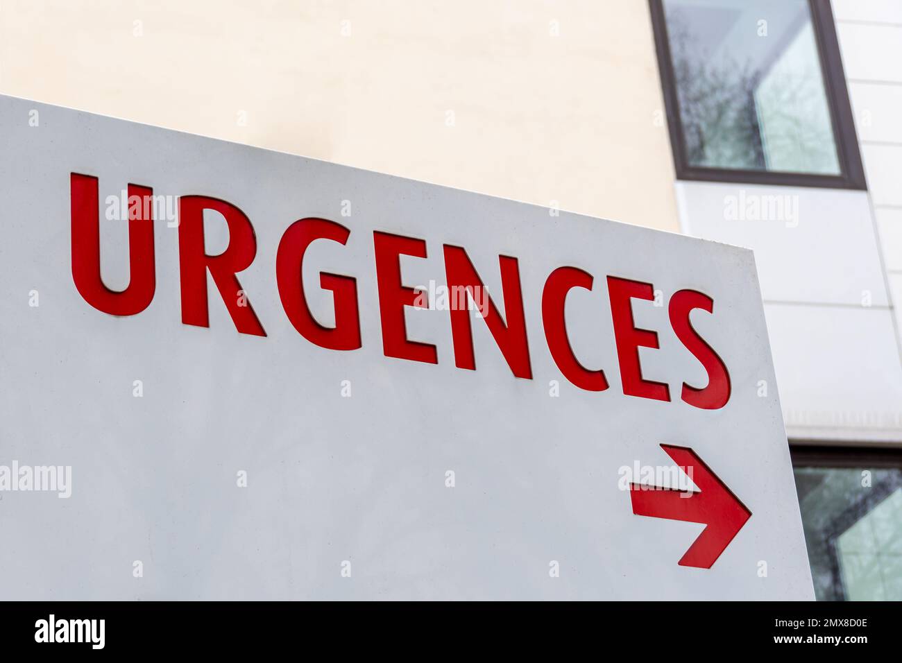 Unterschreiben Sie mit dem französischen Wort „URGENCES“ (was „NOTFÄLLE“ bedeutet) in Rot, das die Richtung der Notaufnahme in einem Krankenhaus angibt Stockfoto