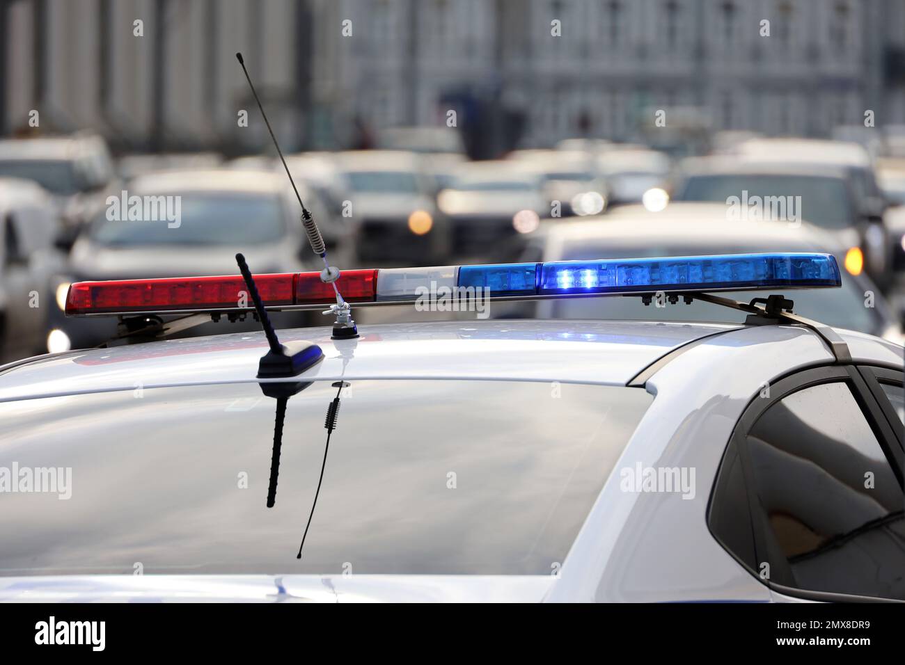 Blinkende Lichter am Polizeiauto gegen die Straße. Verletzung der Verkehrsregeln, Verkehrsunfall Stockfoto