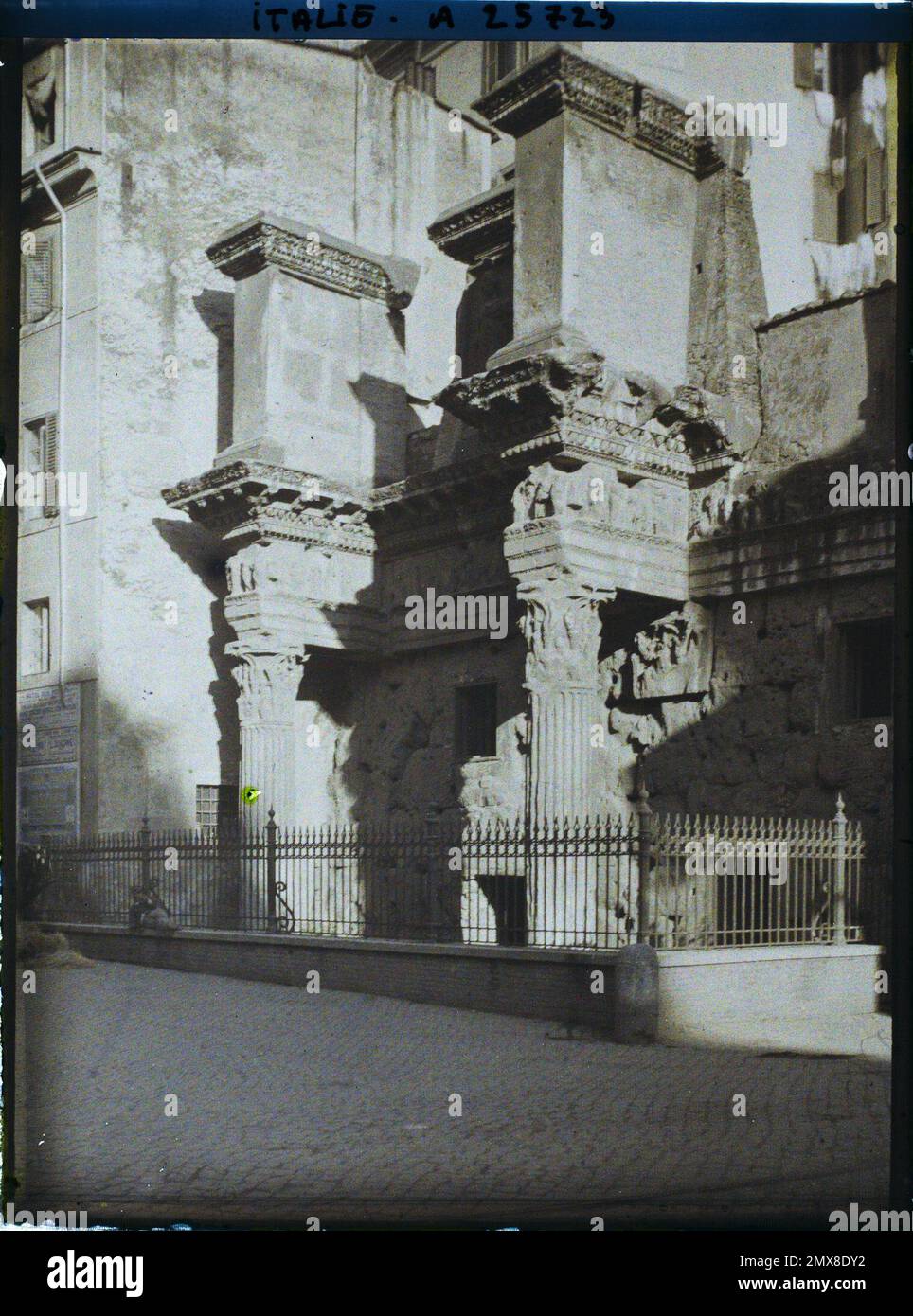 Rom, Italien Teil der Kolonnade, eingebettet in Häuser in der Rue de la Croce Bianca , 1921 Cap Martin, Italien, Cap Martin - Auguste Léon (Feb. - April) Stockfoto