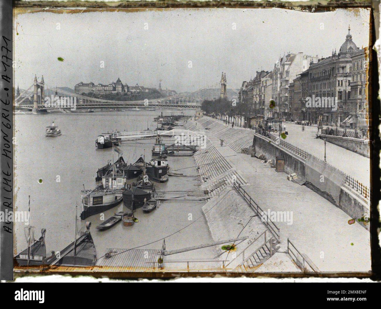 Budapest, Ungarn Le Donau, die Kais, die Elizabeth Brücke und das königliche Schloss unten , 1913 - Balkan - Jean Brunhes und Auguste Léon - (April 23 - Juni 9) Stockfoto