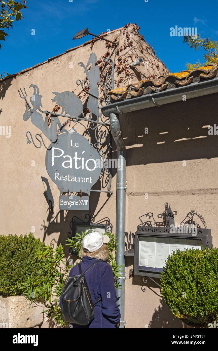 Frankreich, Fontvieille, Le Patio Restaurant, weibliche Touristen lesen Menü Stockfoto