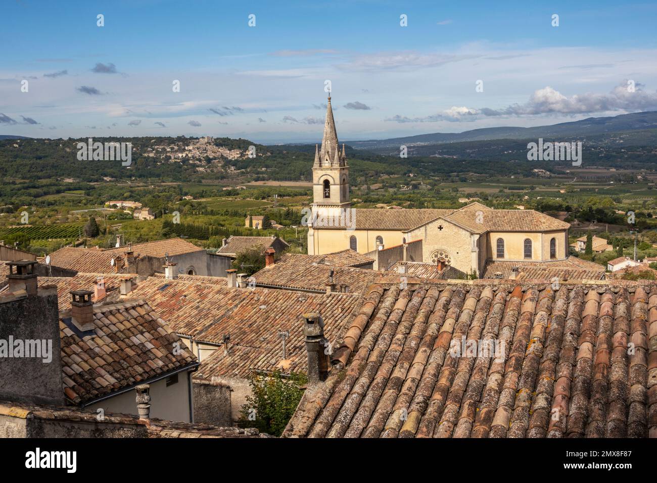 Frankreich, das Dorf Bonnieux in Luberon, die Kirche, das Dorf Lacoste in der Ferne Stockfoto