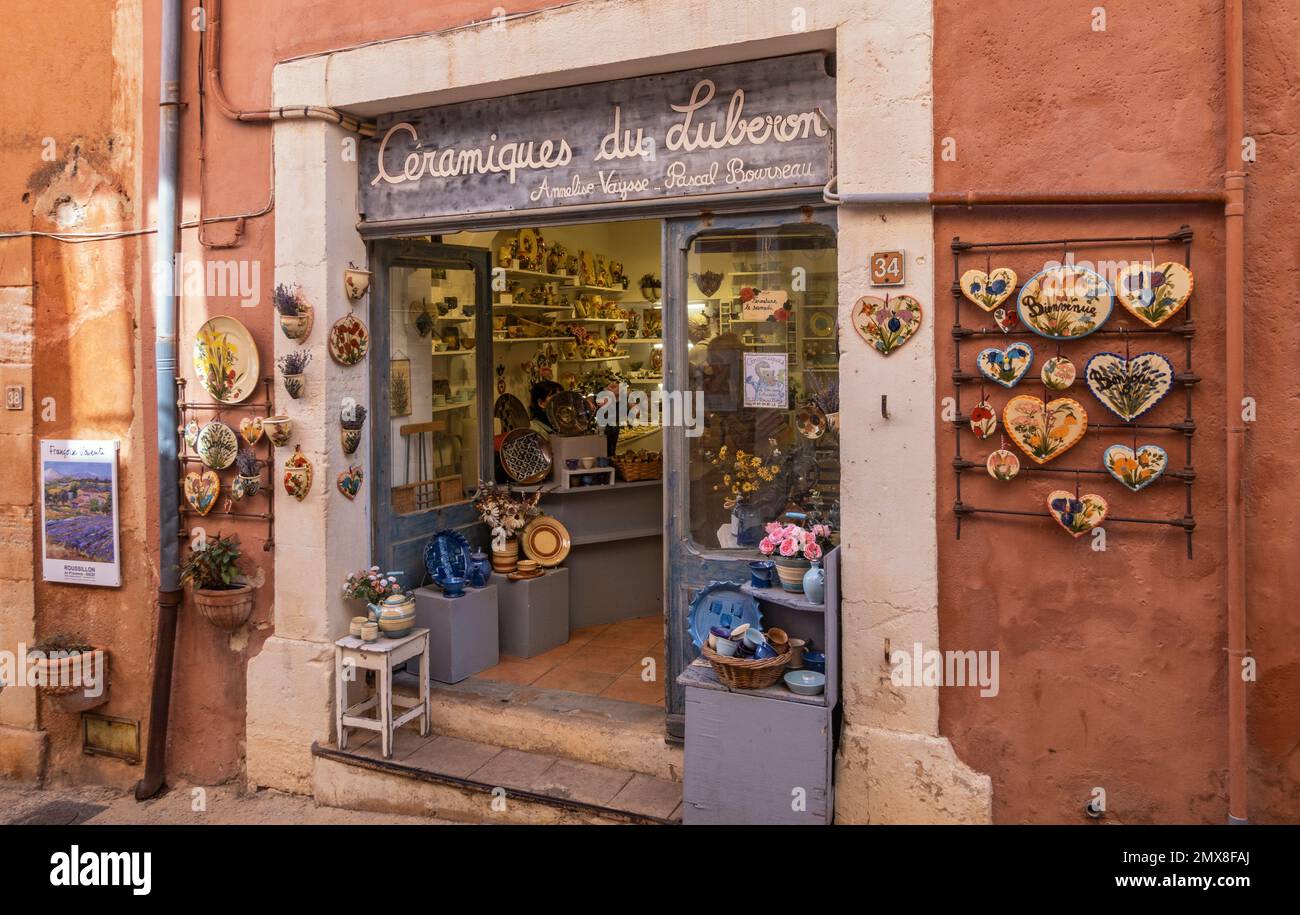 Frankreich, das Dorf Roussillon im Luberon - Vaucluse, Keramikladen Stockfoto