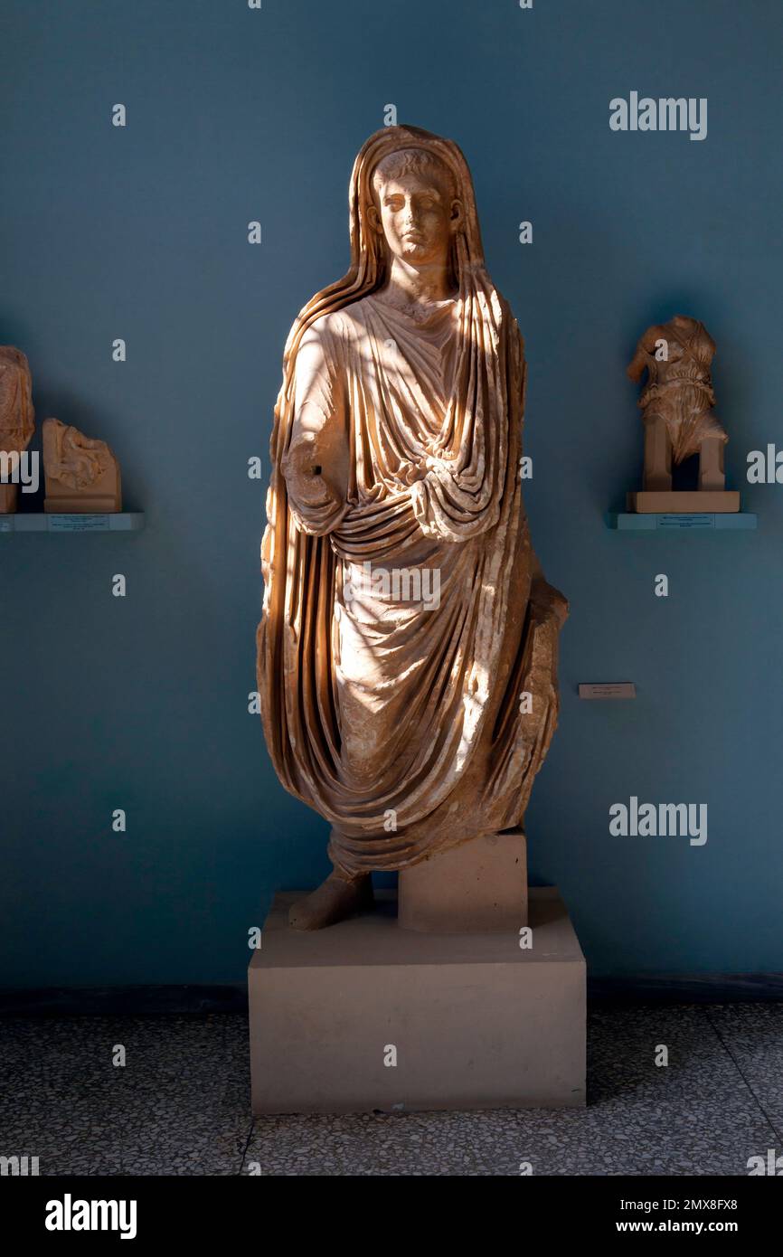 Statue des römischen Kaisers Tiberius Julius Caesar Augustus, im Archäologischen Museum von Eleusis, Griechenland. Eleusis ist die europäische Kulturhauptstadt. Stockfoto