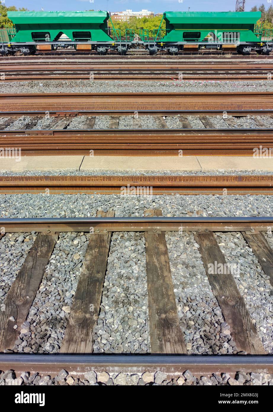 Warenwagen haben auf Eisenbahngleisen angehalten. Schienengüterverkehr Stockfoto