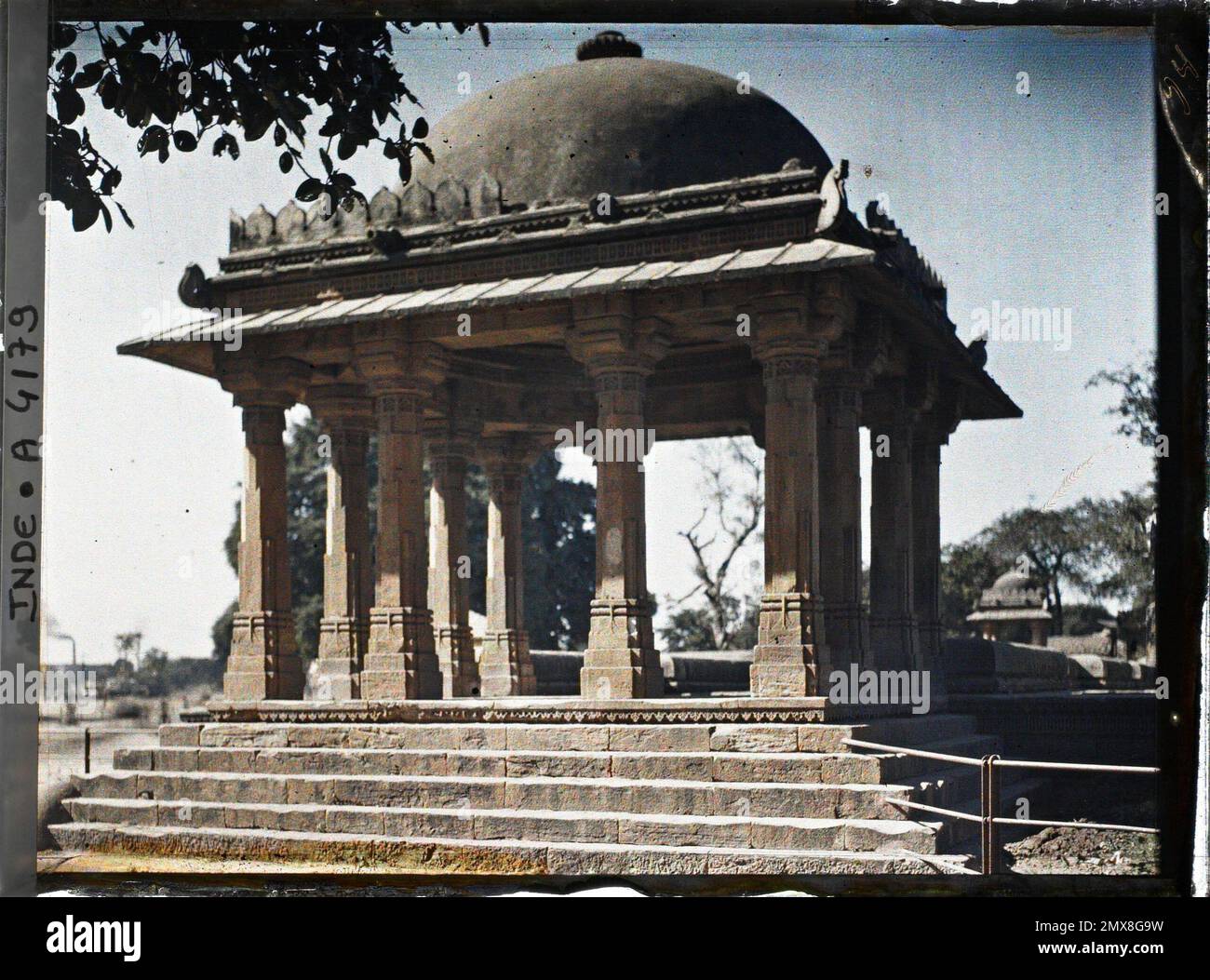 Ahmadabad, Indes Pavillon mit einer Kuppel, die den Eingang zum Brunnen Dada Harir Ni Vav (unterirdische Treppe) markiert, 1913-1914 - Indien, Pakistan - Stéphane Passet - (Dezember 16 - Januar 29) Stockfoto