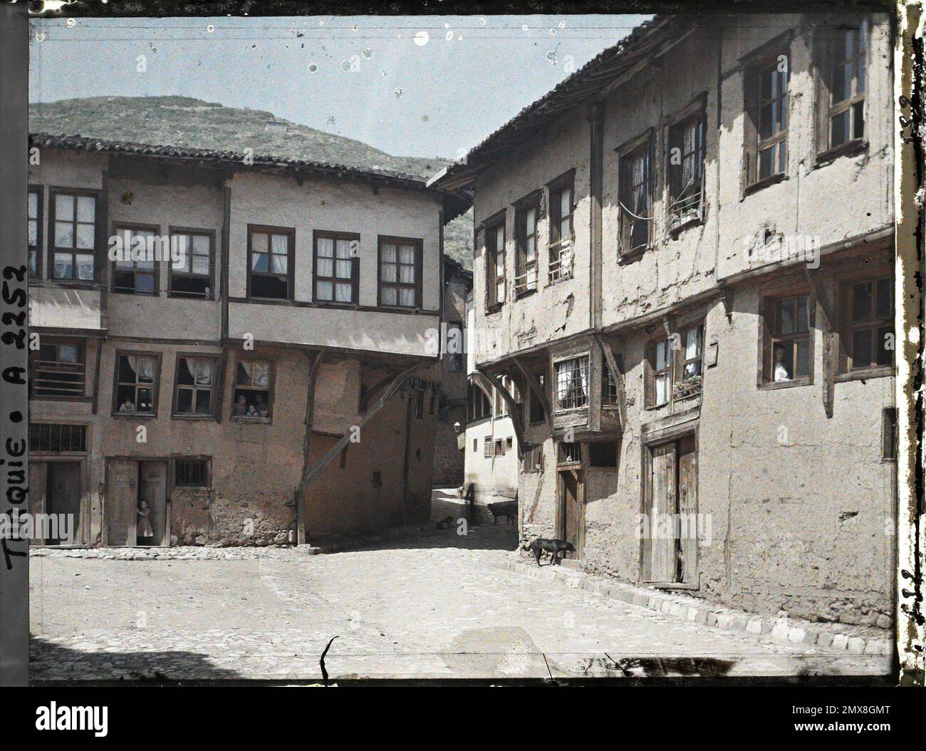 Bursa, Türkei zwei fast identische Häuser (eines in gutem Zustand, das andere weniger) auf beiden Seiten eines gepflasterten Ortes , 1913 - Balkan - Jean Brunhes und Auguste Léon - (April 23 - Juni 9) Stockfoto Bursa, Türkei zwei fast identische Häuser (eines in gutem Zustand, das andere weniger) auf beiden Seiten eines gepflasterten Ortes , 1913 - Balkan - Jean Brunhes und Auguste Léon - (April 23 - Juni 9) Stockfoto