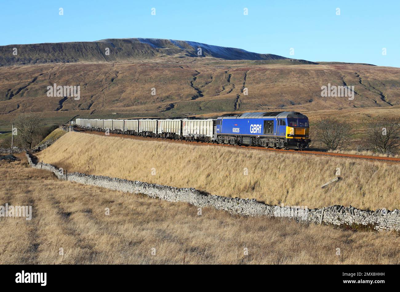 60026 'Helvellyn' geht an Ribblehead auf 9.12.22 mit 6E69 12,54 Ribblehead VQ an Hunslet vorbei. Stockfoto