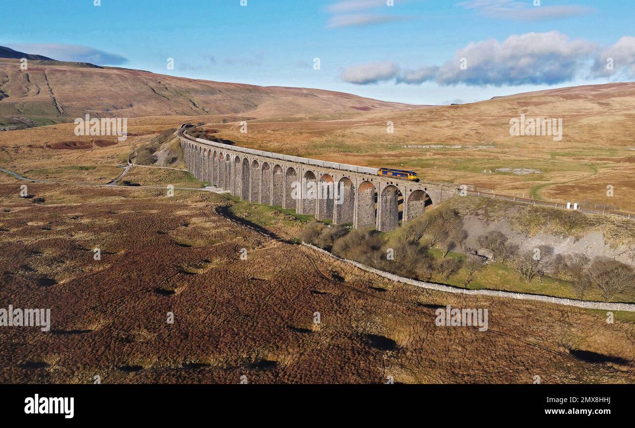 60087 fährt über Ribblehead Viaduct auf 7.12.22 mit 6F69 12,54 Ribblehead nach Tuebrook. Stockfoto
