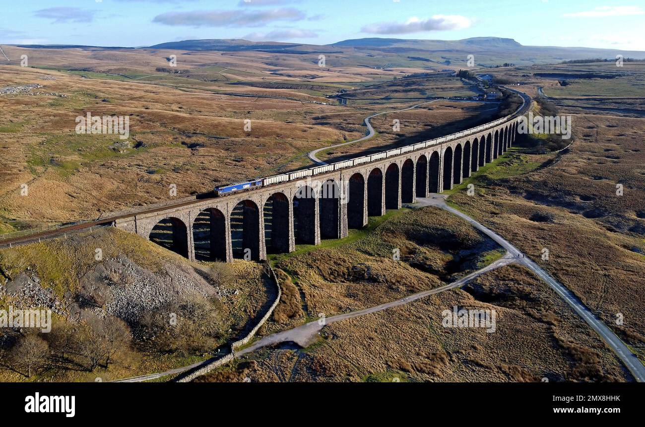 60026 'Helvellyn' geht an Ribblehead auf 9.12.22 mit 6E69 12,54 Ribblehead VQ an Hunslet vorbei. Stockfoto