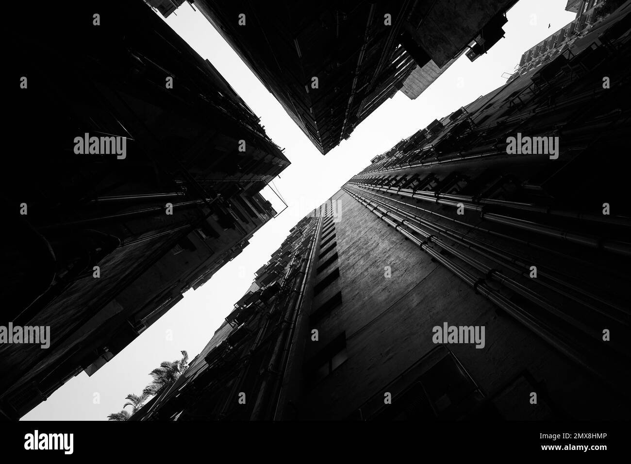 Schwarz-weiß abstrakter Flachwinkel-Blick auf leere Apartmenthäuser in Hong Kong. Stockfoto