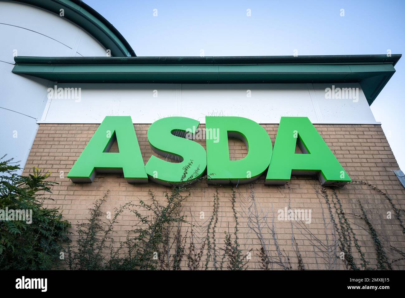 Eine allgemeine Ansicht eines ASDA-Supermarkts. Stockfoto