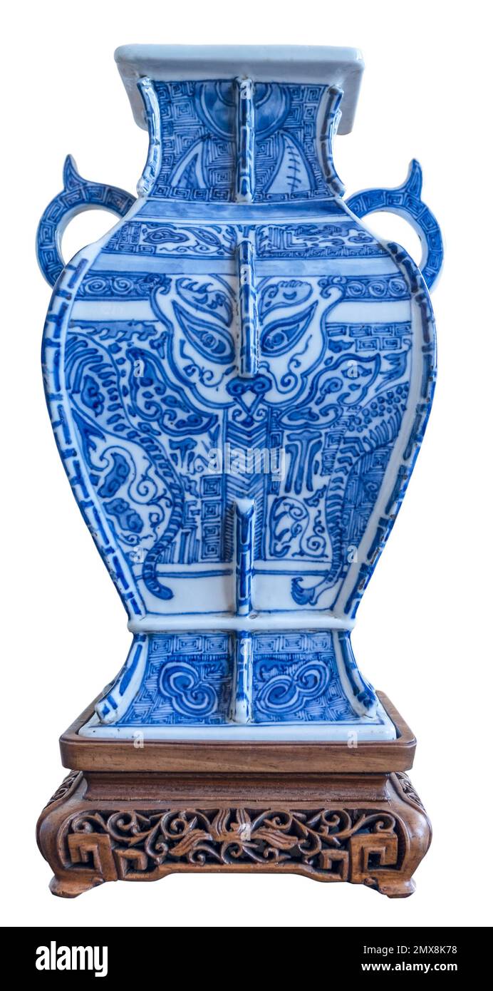 Eine wunderschöne antike chinesische Vase auf einem hölzernen Sockel, isoliert auf weißem Hintergrund Stockfoto
