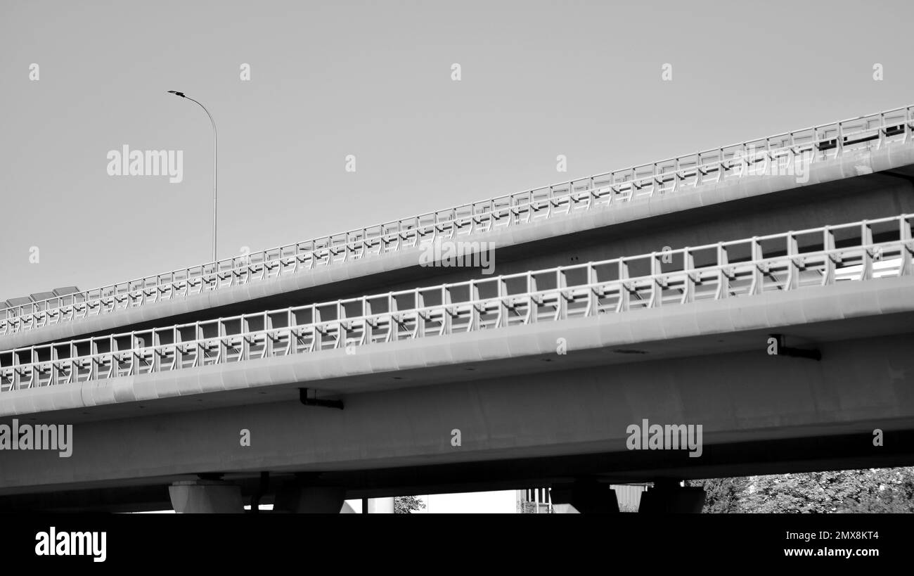 Brücke gegen den blauen Himmel. Autobahnüberführung. Erhöhte Straßen an sonnigen Tagen. Stockfoto