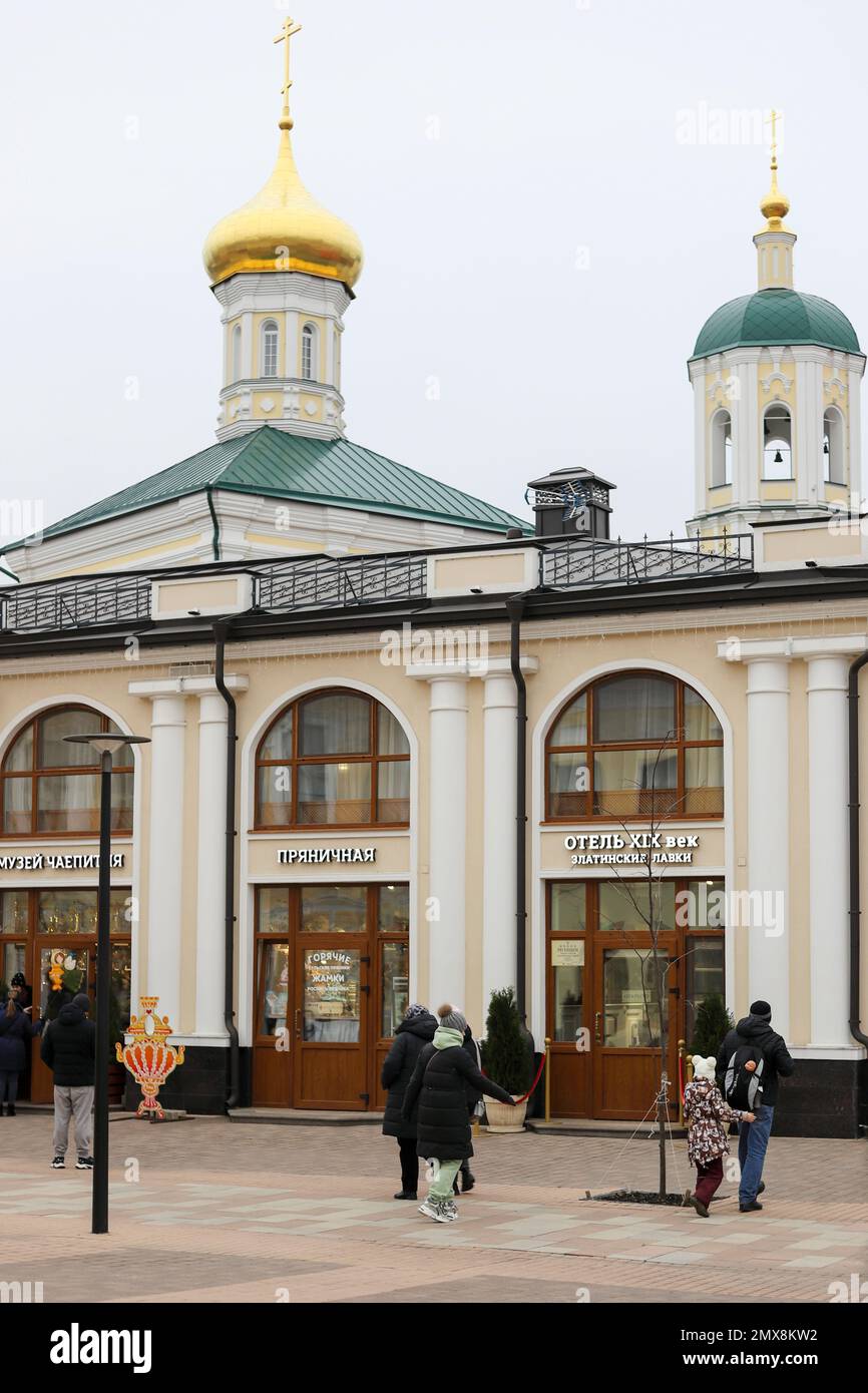 Tula, Russland - 6. November 2022: Metallistov Fußgängerzone Kirche der Fürsprache der heiligen Theotokos Stockfoto