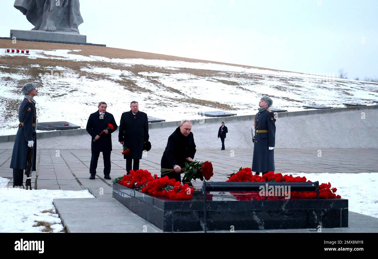 Wolgograd, Russland. 02. Februar 2023. Der russische Präsident Wladimir Putin, Mitte, stellt Blumen auf das Grab des Marschalls der Sowjetunion Wassilien Tschuikow im Museum zur Schlacht von Stalingrad und reserviert auf dem Mamajew Kurgan-Denkmal am 2. Februar 2023 in Wolgograd, Russland. Putin beging den 80. Jahrestag der Schlacht von Stalingrad und verglich seine Invasion in der Ukraine mit der Bekämpfung einer neuen Bedrohung durch die Nazis. Kredit: Gouverneur Der Region Volgograd/Kreml Pool/Alamy Live News Stockfoto