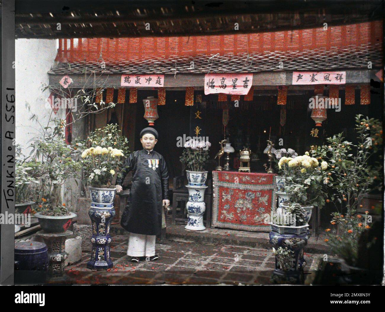 Hà-Nôi, Tonkin, Indochina ein bemerkenswerter Ort in der Nähe des Altars der Vorfahren im Innenhof eines wohlhabenden Hauses, zum Zeitpunkt des Festivals des Têt , Léon geschäftig in Indochina Stockfoto