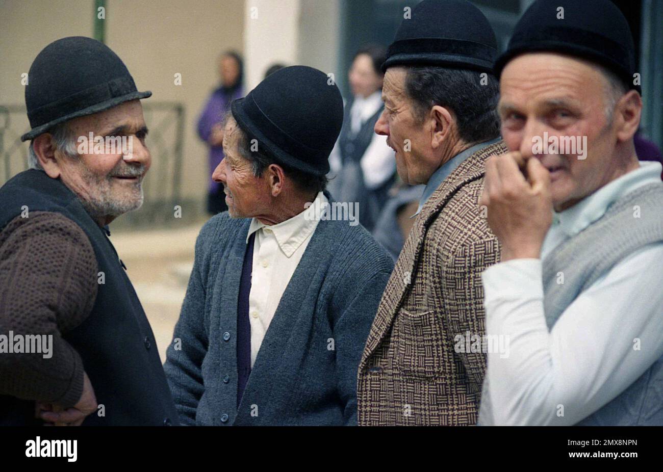 Sibiu County, Rumänien, ca. 1999. Ältere Männer hängen auf der Straße rum. Stockfoto