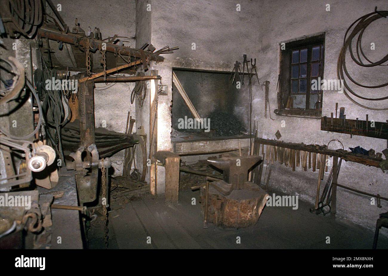 Inneneinrichtung einer Schmiede in Sibiu County, Rumänien, ca. 1999 Stockfoto