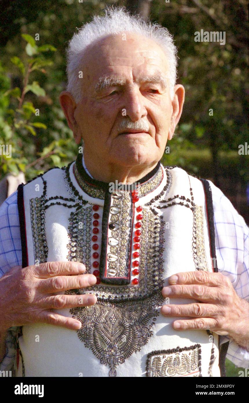 Sibiu County, Rumänien, ca. 2000. Älterer Mann mit einer traditionellen handgefertigten Weste aus Schafsleder mit handgenähten Designs. Stockfoto