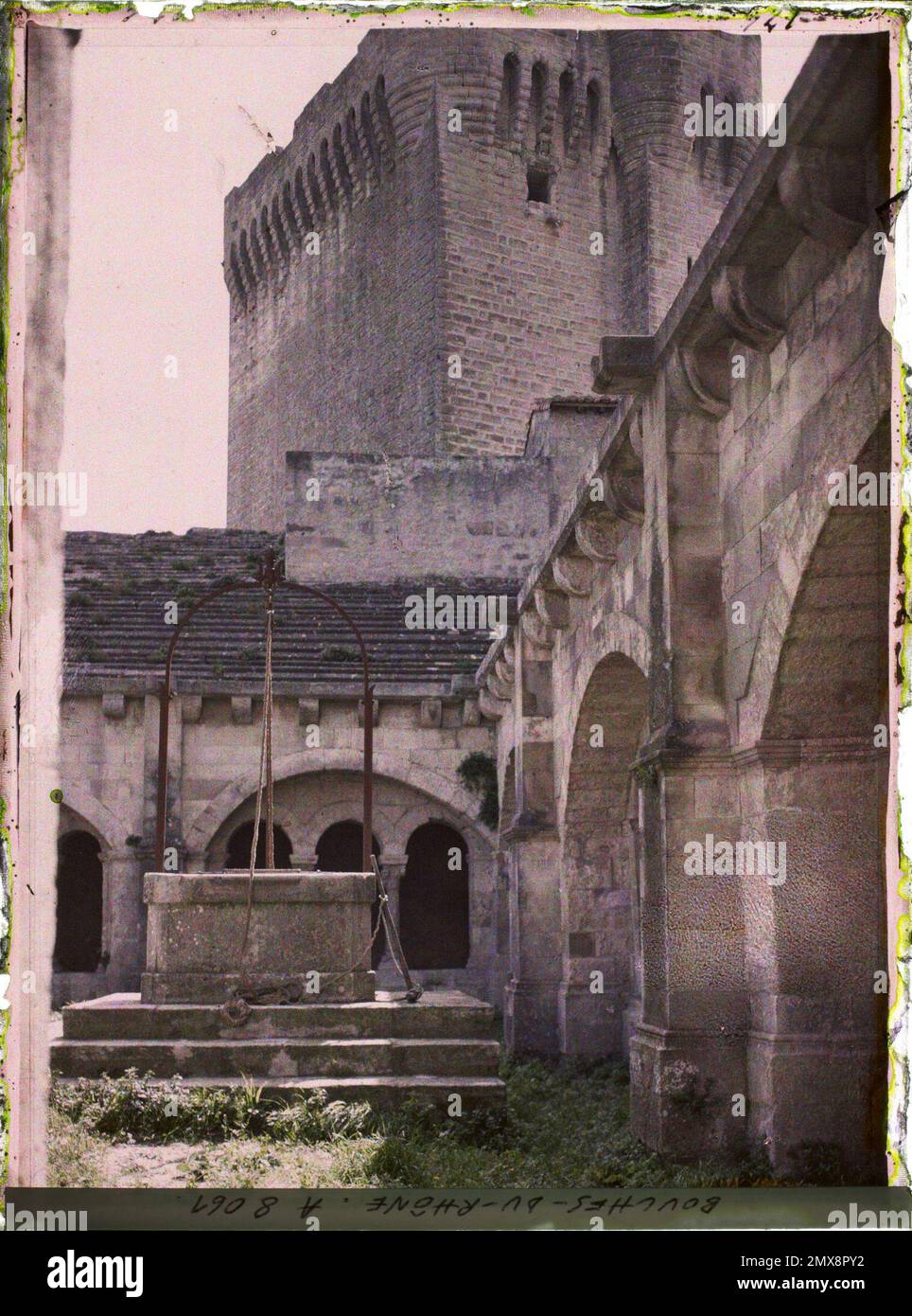 Arles, Frankreich das Kloster der Abteikirche Notre-Dame der Abtei Montmajour, dominiert vom Pons de l'Orme Tower , 1916 - Französische Provinzen - Jean Brunhes, Auguste Léon und Georges Chevalier - (April bis Juli) Stockfoto