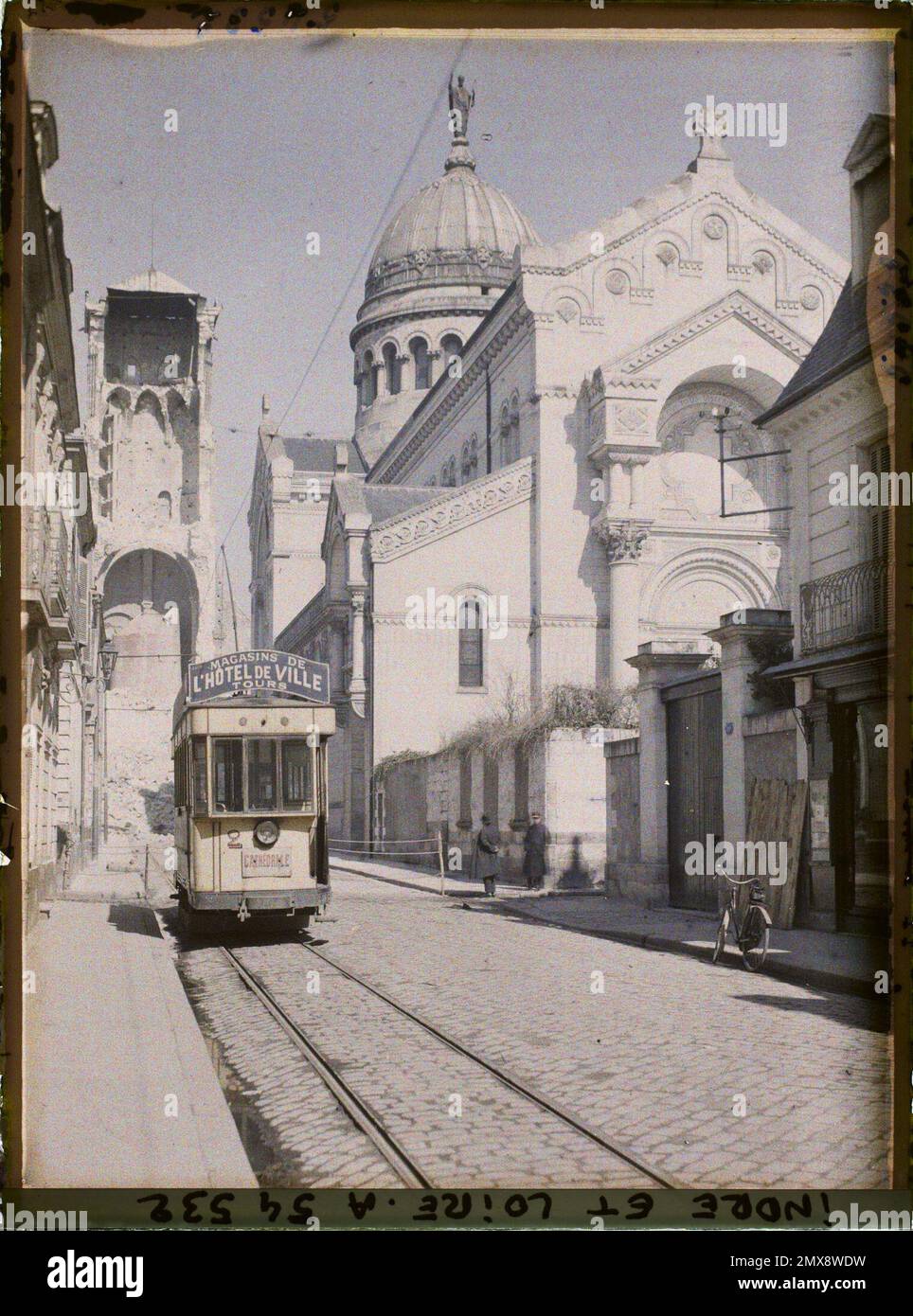 Tours, France Le Tramway Linie C, Rue Descartes mit dem Charlemagne Turm und der Saint-Martin Basilika , 1928 - Indre -et -Loire - Auguste Léon - (April) Stockfoto