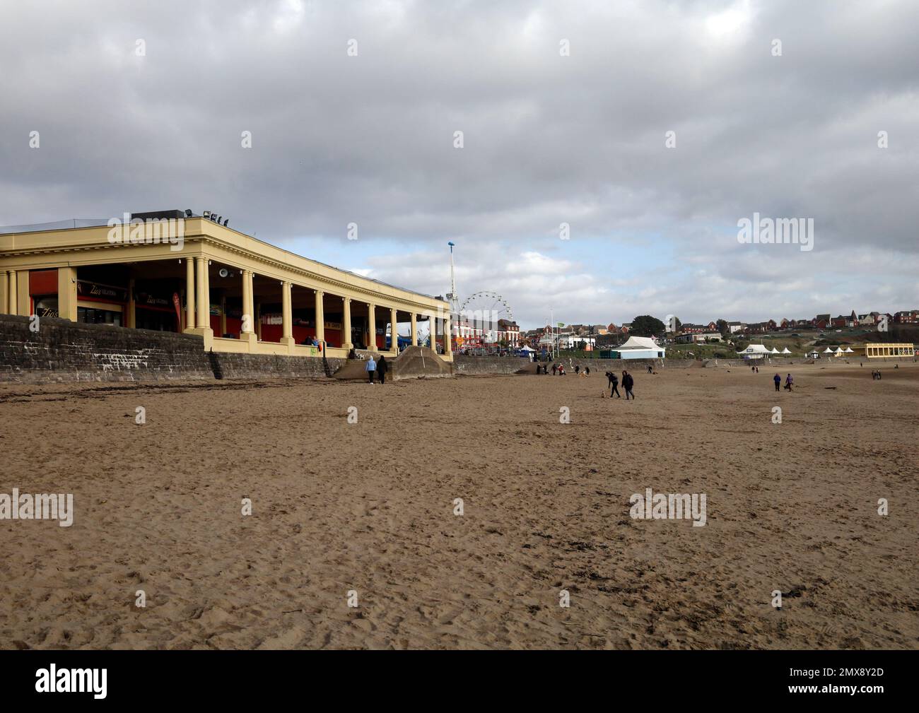 Strand und Pavillon von Barry Island, Whitmore Bay. Januar 2023. Winter. Stockfoto