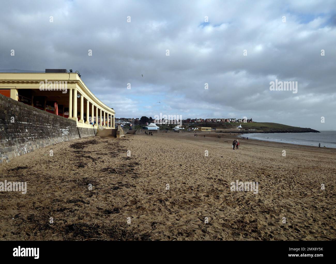 Pavillon und Winterstrand, Whitmore Bay, Barry Island. Januar 2023. Winter Stockfoto