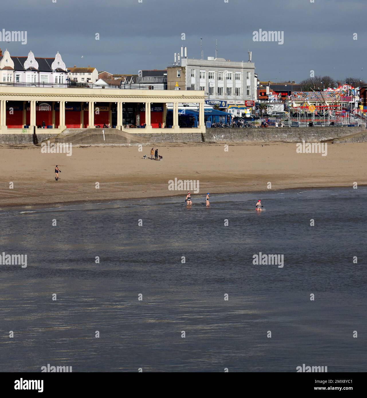 Kaltes Wasser schwimmen im Winter, Whitmore Bay, Barry Island. Januar 2023. Im Winter. Ganzjähriges Schwimmen. Stockfoto