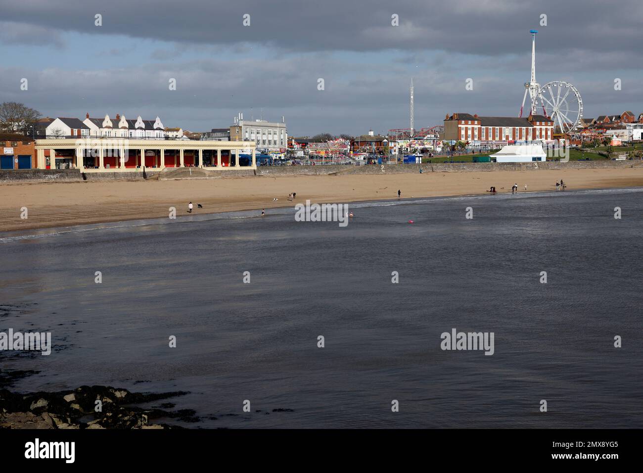 Kaltes Wasser schwimmen im Winter, Whitmore Bay, Barry Island. Januar 2023. Im Winter. Stockfoto