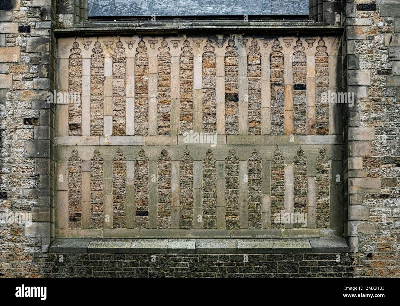 Dekoratives Mauerwerk - Kirchenwand Stockfoto