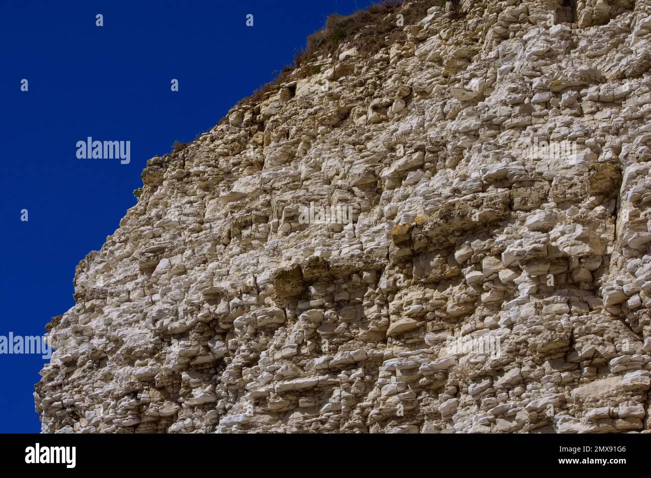 Kalksteinkreide Klippen zerklüftete Klippen, die die rissigen Schichten der Felsformation zeigen. Stockfoto