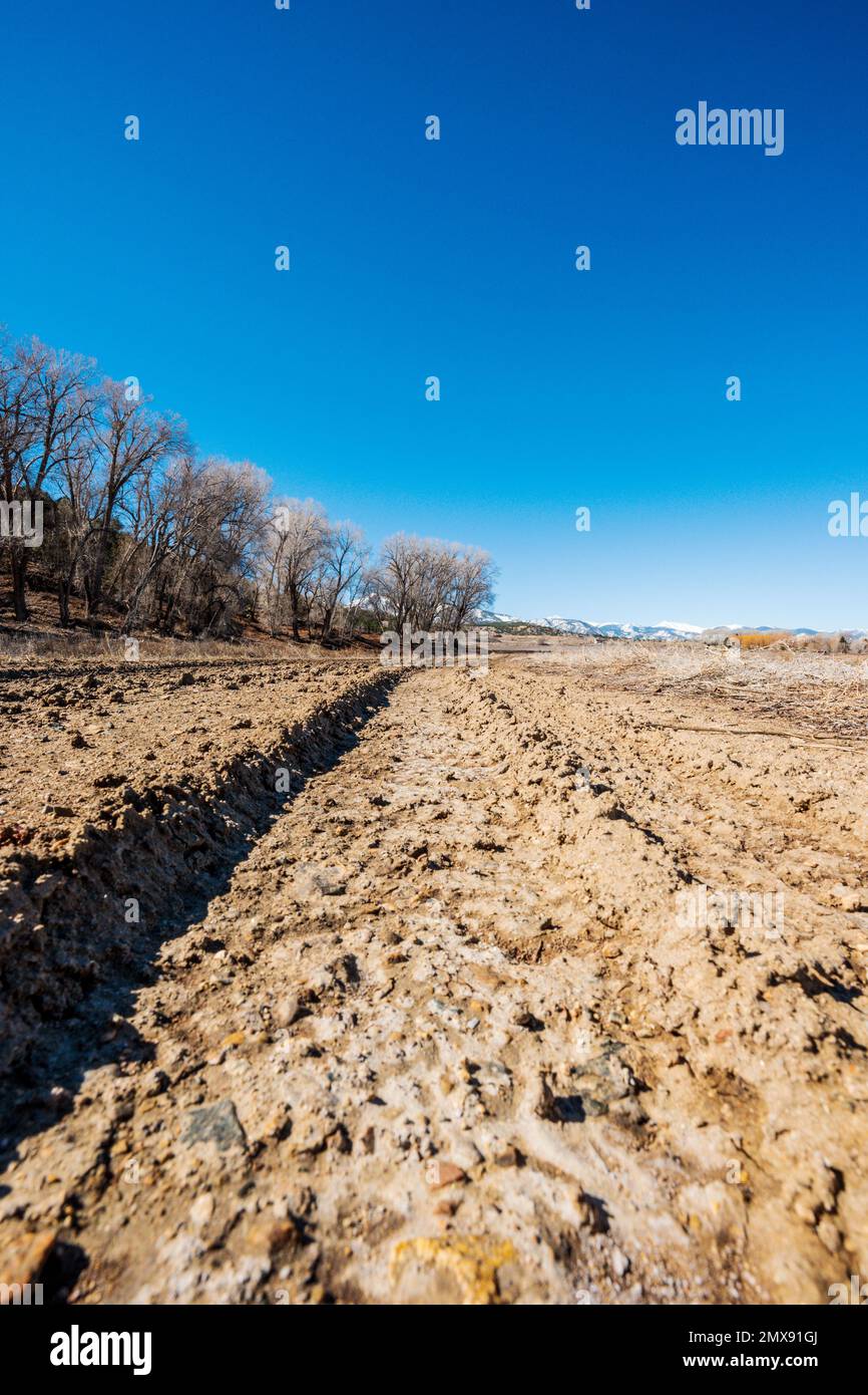 Schlammigen Spuren auf einer Ranch dirt road; Colorado; USA Stockfoto
