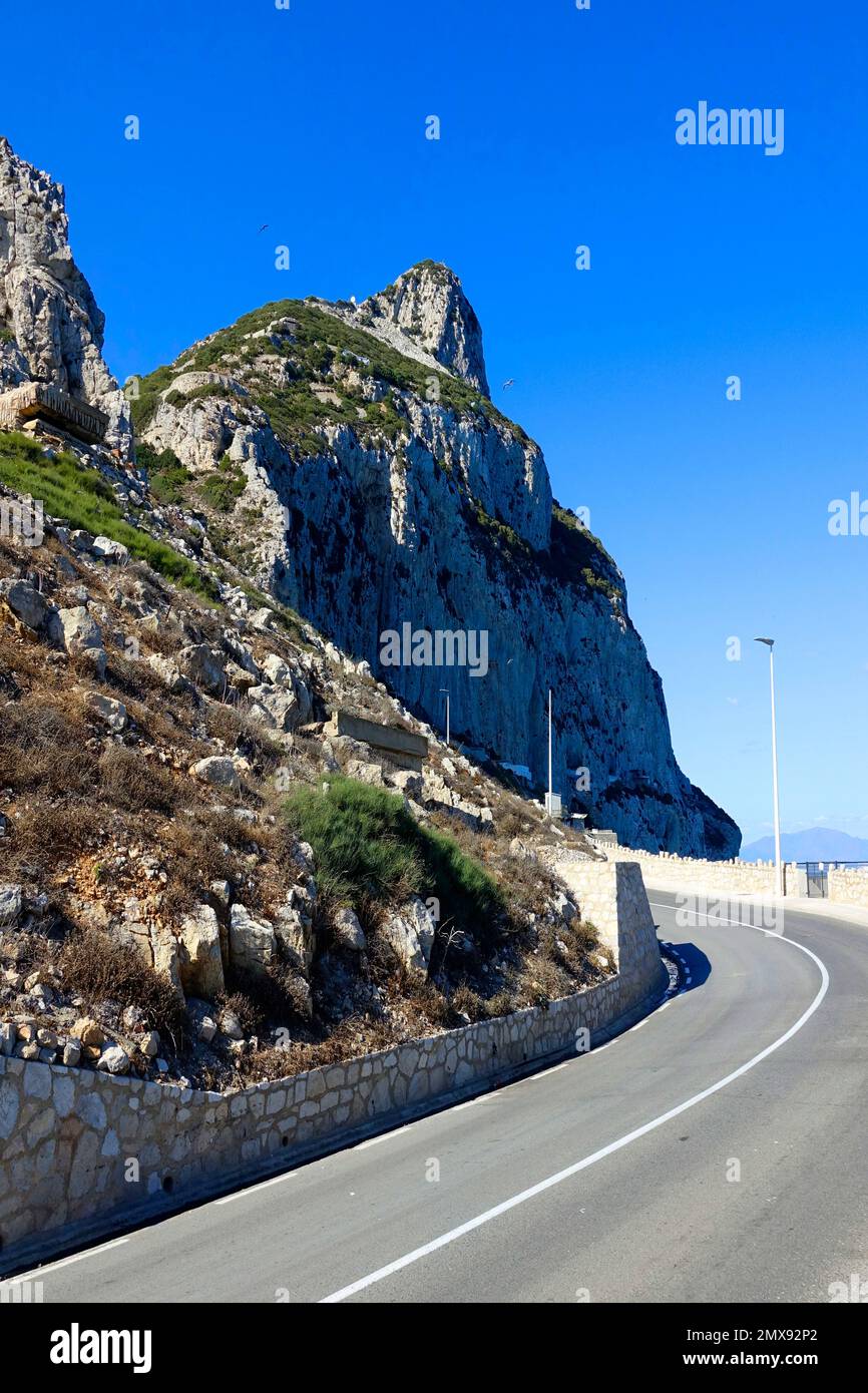 Rock of Gibraltar ist ein britisches Überseegebiet und eine Stadt an der Südspitze der Iberischen Halbinsel Stockfoto