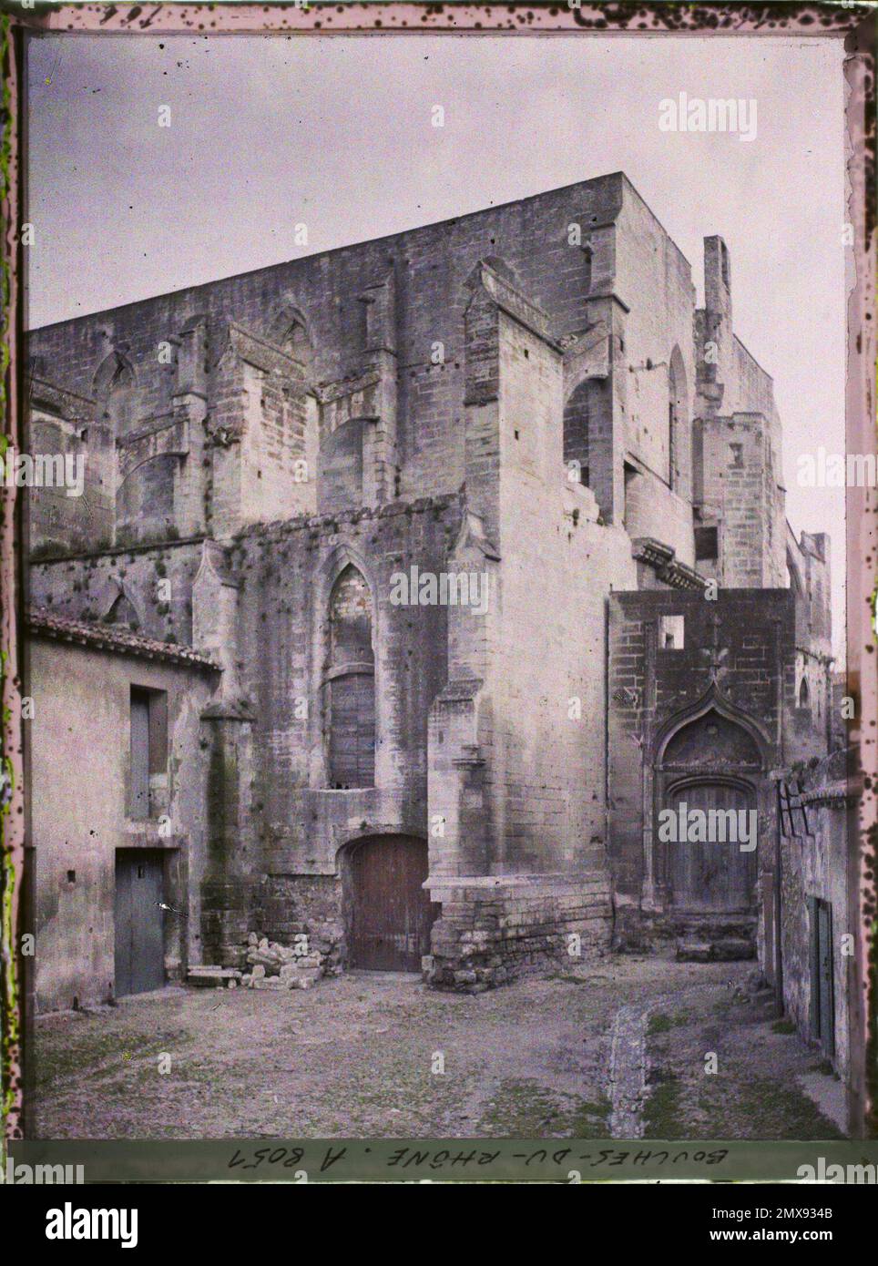 Arles, Frankreich Kirche Saint-Césaire, Blick von der Rue de la Roquette , 1916 - Französische Provinzen - Jean Brunhes, Auguste Léon und Georges Chevalier - (April - Juli) Stockfoto