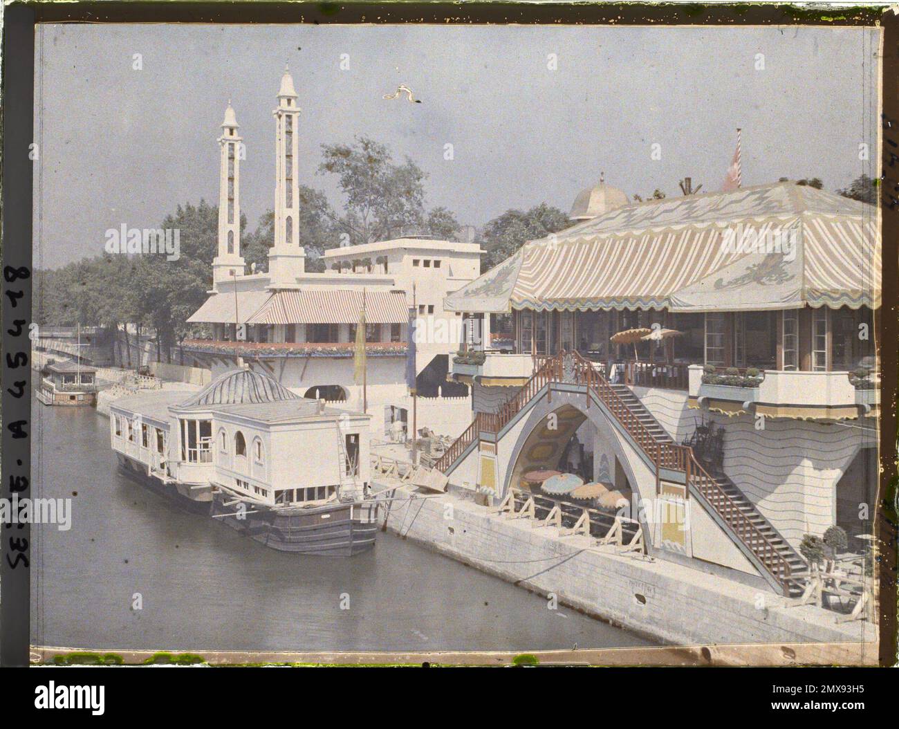 Paris (VIIIE Arr.), Frankreich Ausstellung für dekorative Kunst, Restaurant La Thames (Péniche Dancing) und türkisches Restaurant La Corne d'Or, 1925 - Internationale Ausstellung für moderne dekorative und industrielle Kunst Paris Stockfoto