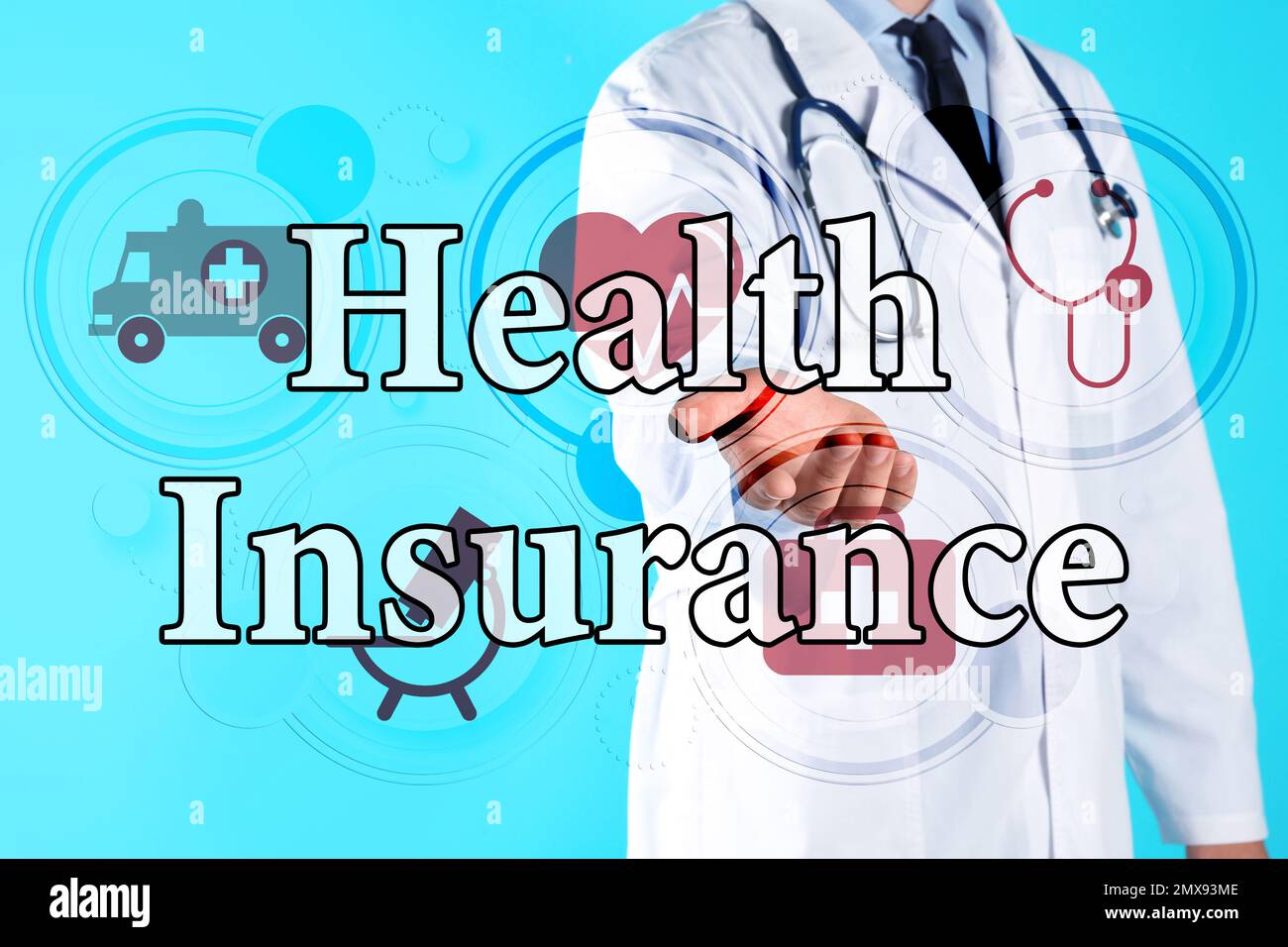 Phrase Krankenversicherung, Symbole und Arzt auf blauem Hintergrund, Nahaufnahme Stockfoto