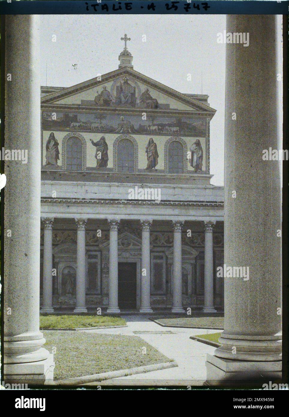 Rom, Italien Fassade der Basilika Saint-Paul-Hors-Les Murs , 1921 Cap Martin, Italien, Cap Martin - Auguste Léon (Feb.-April) Stockfoto