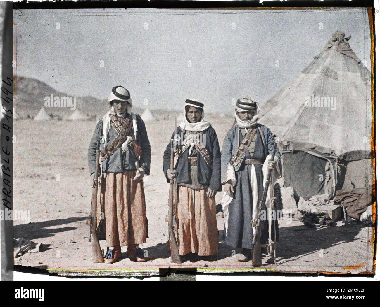 (Französisch - Quweira , Arabie ( actuelle Jordanie ) Trois jeunes combattants des Forces arabes du royaume du Hedjaz). Stockfoto