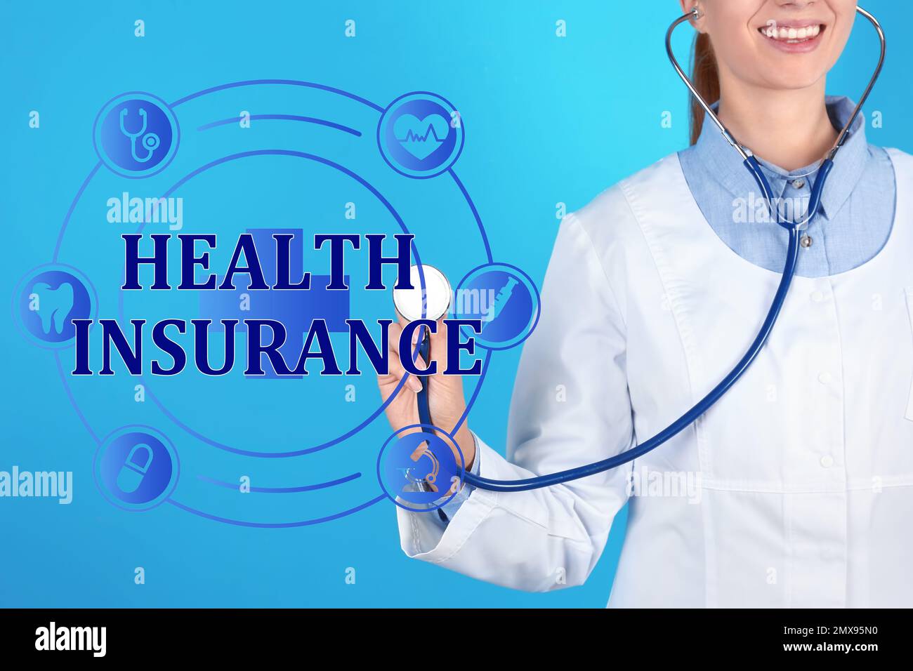 Phrase Krankenversicherung, Ikonen und Arzt mit Stethoskop auf blauem Hintergrund, Nahaufnahme Stockfoto