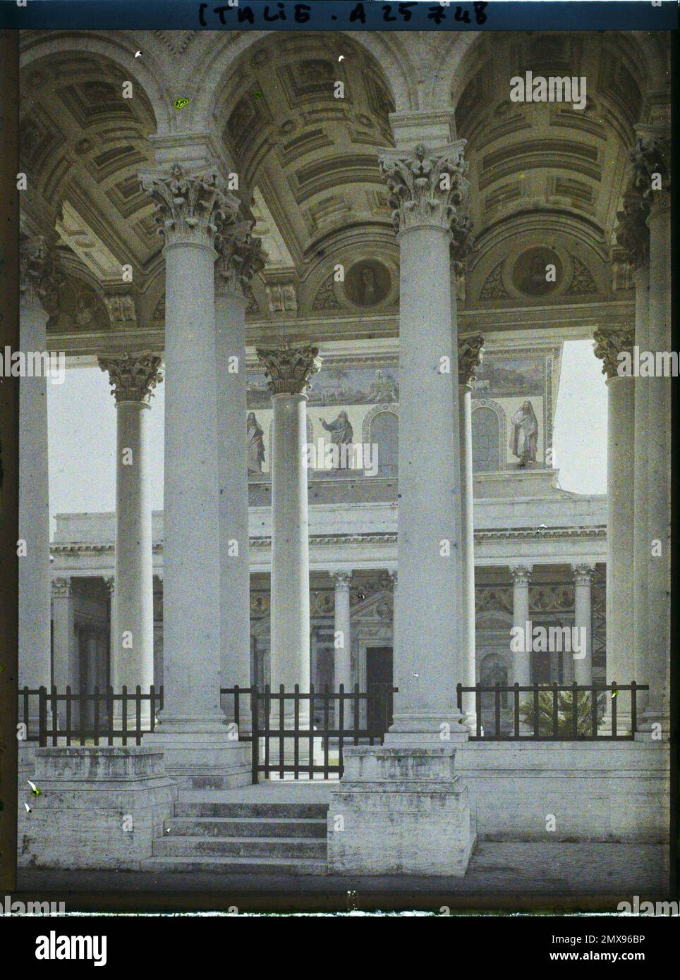 Rom, Italien Fassade der Basilika Saint-Paul-Hors-Les Murs , 1921 Cap Martin, Italien, Cap Martin - Auguste Léon (Feb.-April) Stockfoto