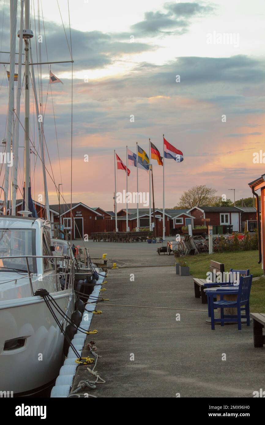 Insel Hano, Hafen, nordische Flaggen Stockfoto