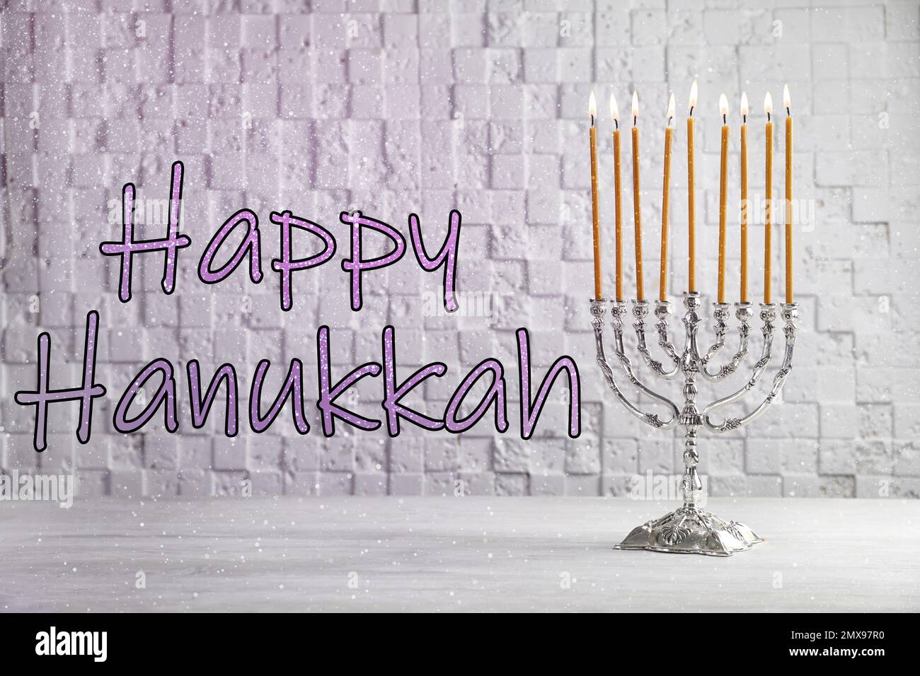Silberne Menora auf weißem Holztisch. Frohes Chanukka! Stockfoto