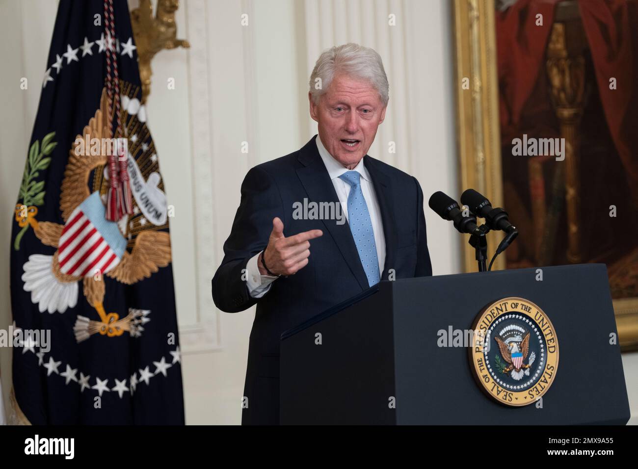 Der ehemalige US-Präsident Bill Clinton hält am 2. Februar 2023 im Weißen Haus in Washington, DC, eine Rede zum 30. Jahrestag des Family and Medical Leave Act. Kredit: Chris Kleponis/CNP Stockfoto