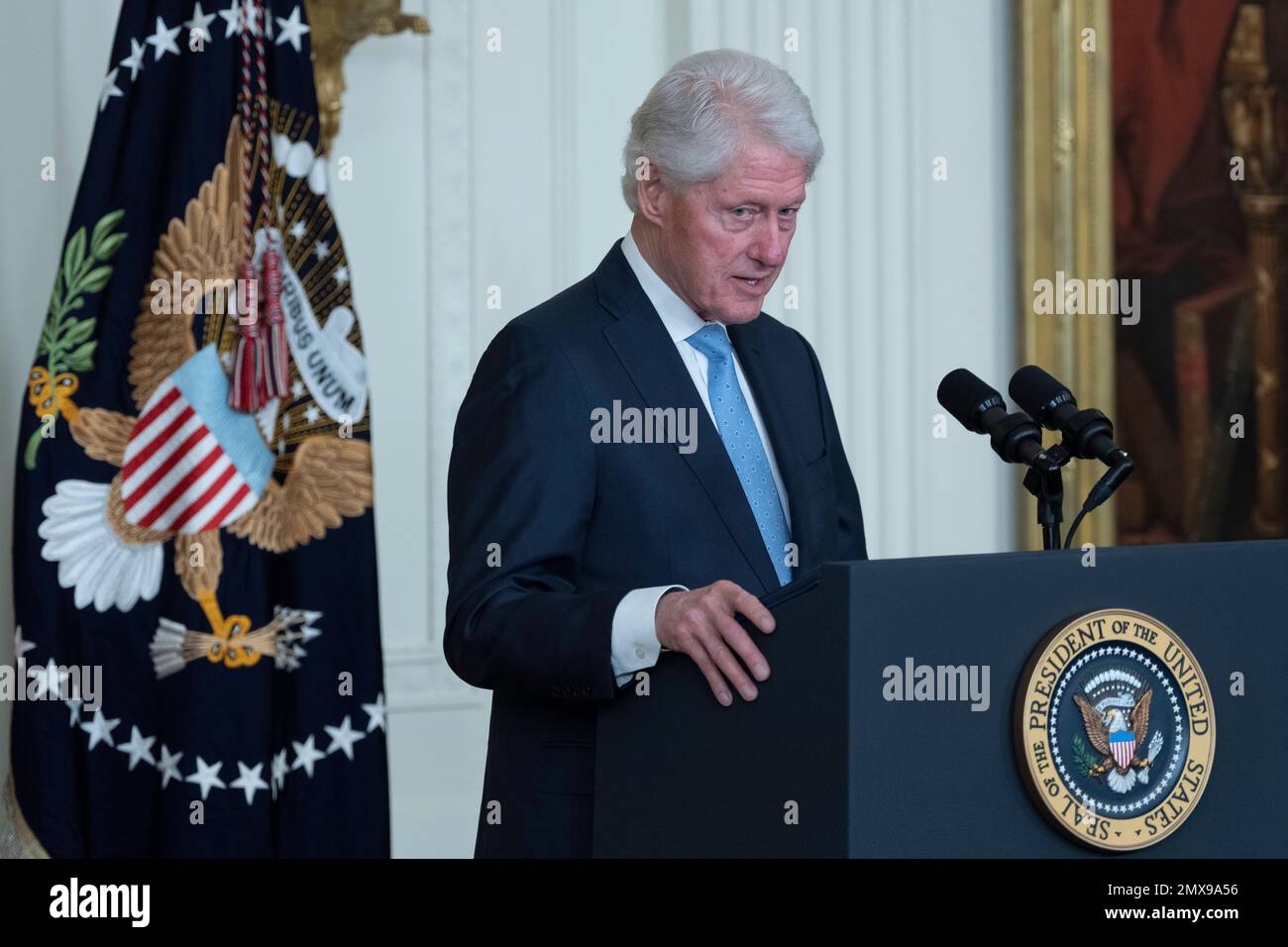 Der ehemalige US-Präsident Bill Clinton hält am 2. Februar 2023 im Weißen Haus in Washington, DC, eine Rede zum 30. Jahrestag des Family and Medical Leave Act. Kredit: Chris Kleponis/CNP Stockfoto
