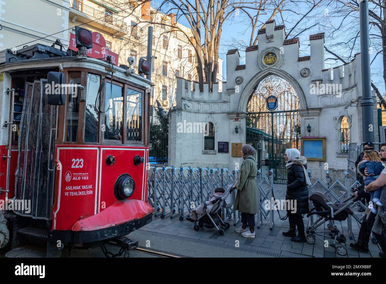 2. Februar 2023: Generalkonsulat Schwedens, in der Istiklal-Straße im Stadtteil Beyoglu von Istanbul, ist wegen möglicher Proteste und Terrorismus am 2. Februar 2023 in Istanbul, Turkiye, vorübergehend für Besucher geschlossen. Nach Deutschland, England, den Niederlanden, Italien, Belgien und Frankreich, Das Generalkonsulat der Schweiz in Istanbul kündigte an, dass es aus Sicherheitsgründen bis zu einer zweiten Ankündigung geschlossen wird. (Kreditbild: © Tolga Ildun/ZUMA Press Wire) NUR REDAKTIONELLE VERWENDUNG! Nicht für den kommerziellen GEBRAUCH! Stockfoto