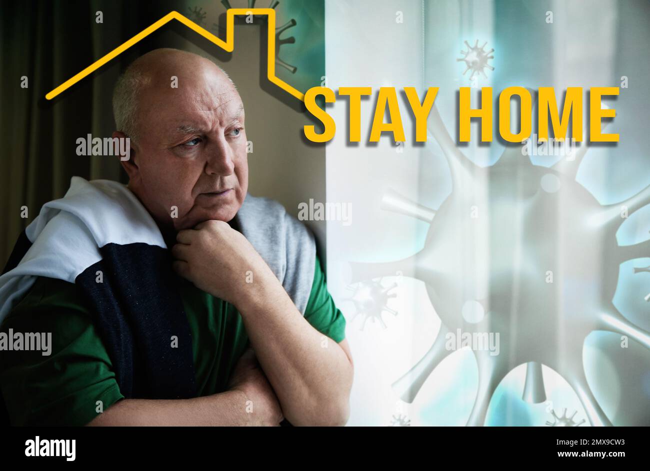 Bleiben Sie während des Coronavirus-Ausbruchs zu Hause. Seniorenmann in der Nähe des Fensters im Zimmer Stockfoto